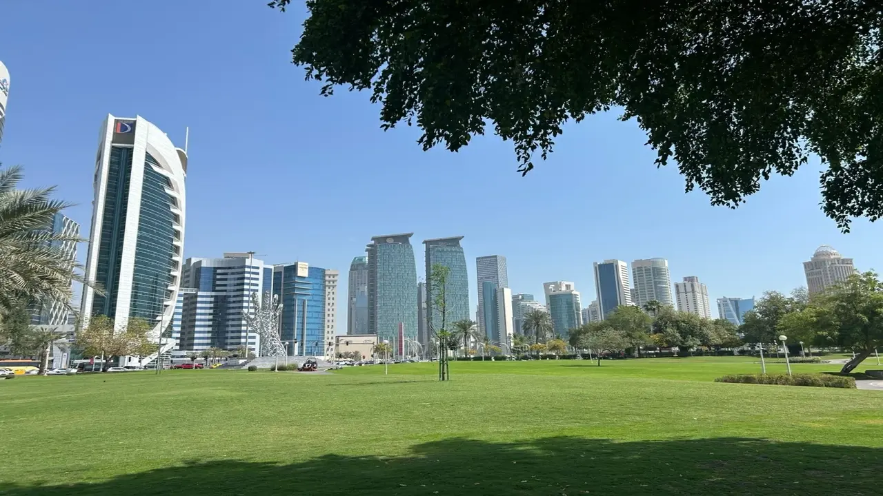 طقس حار مع غبار على الساحل وأمواج في البحر